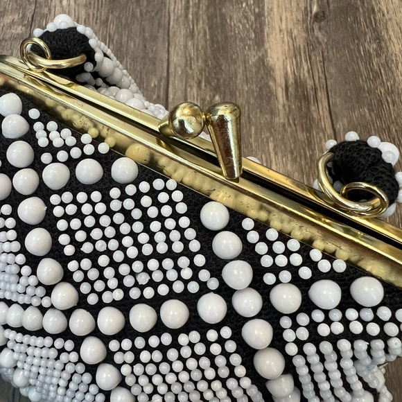 Vintage Beaded Black and White Handbag 1960s Kisslock Elegant - Picture 5 of 7